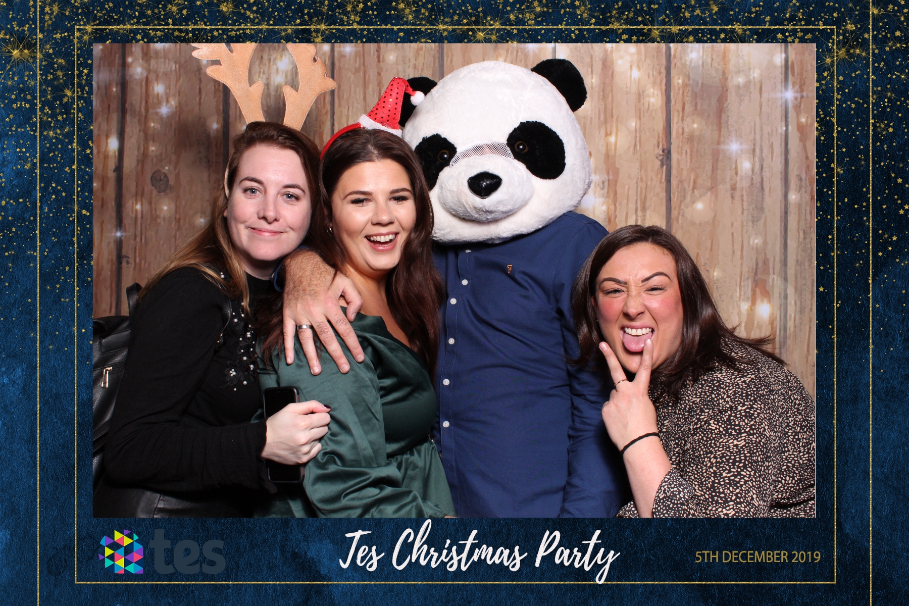 Tes Christmas party  | View more photos from the event at gallery.magicimages.uk/u/MagicImages/Tes-Christmas-party
